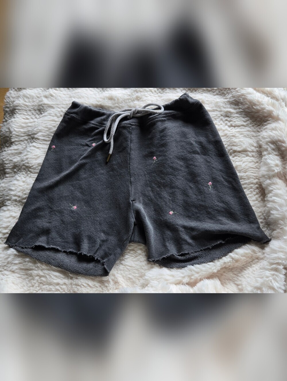 The GREAT. The Sweat Short Scattered Rose Embroidery Washed Black 2 Retro Preppy